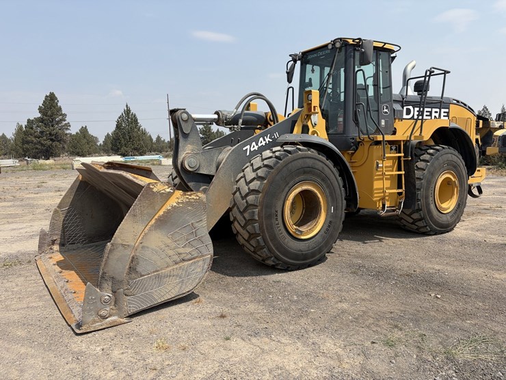 2019-deere-744k-image-1