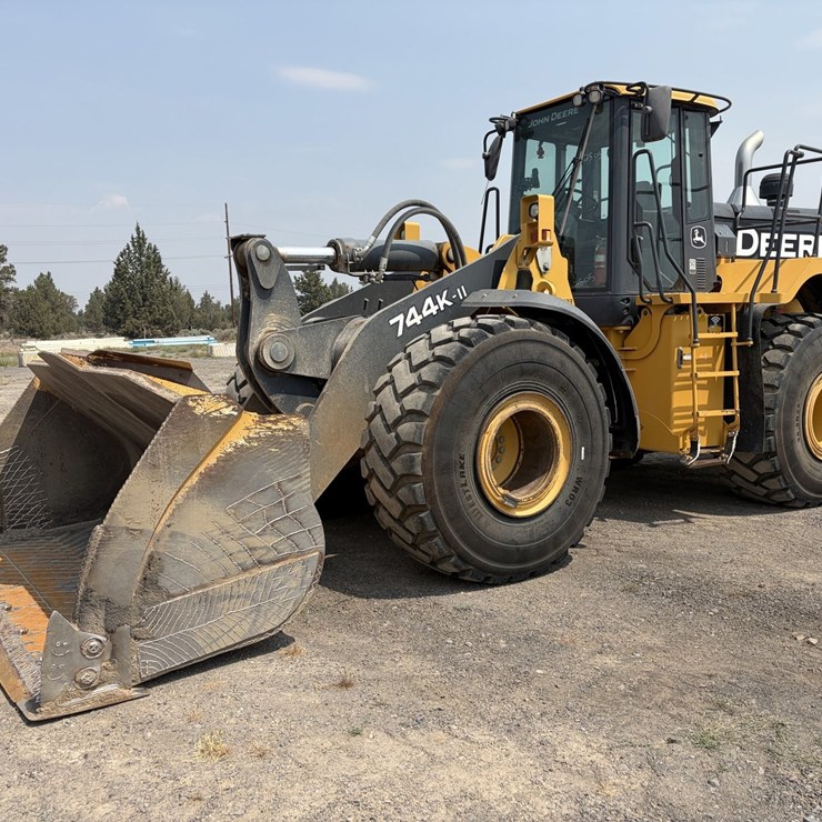 2019 DEERE 744K