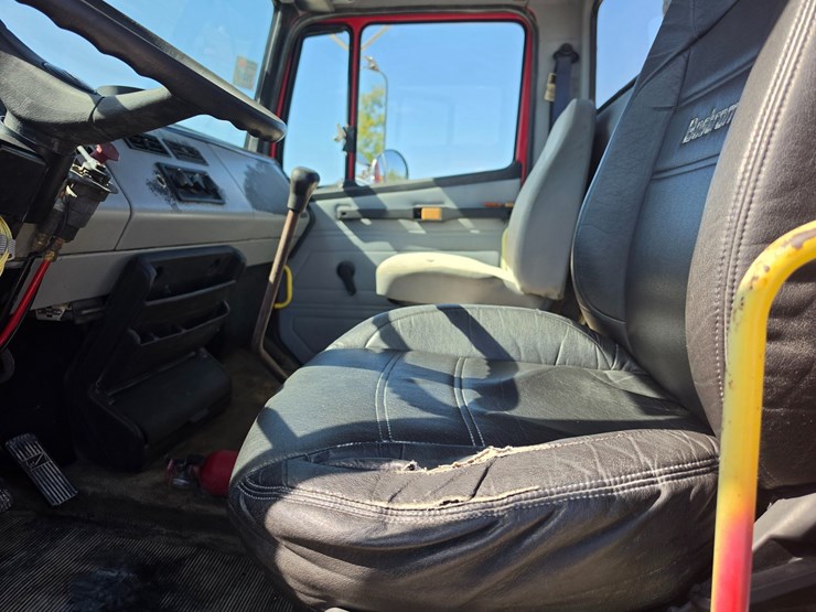 1997-freightliner-fl70-image-54