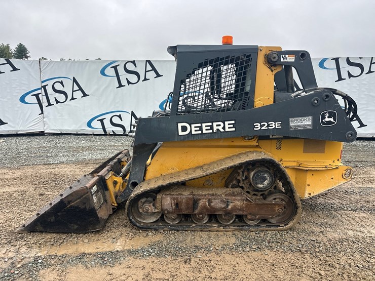 deere-323e-image-2