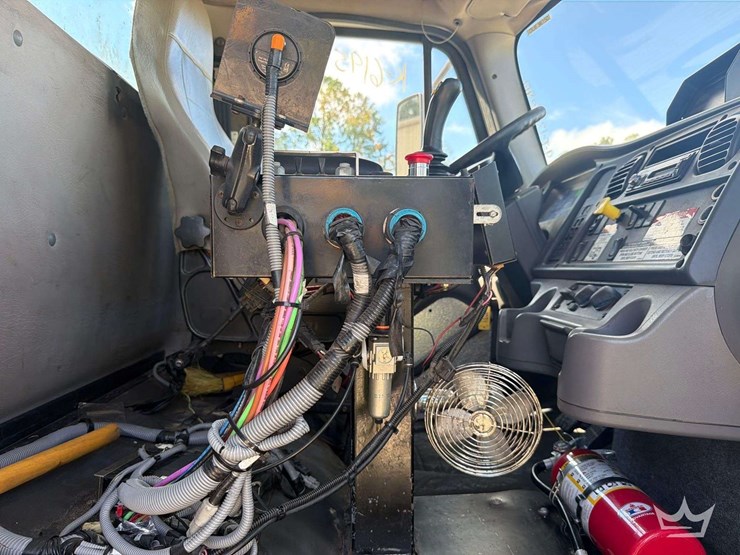 2017-freightliner-m2-106-image-24