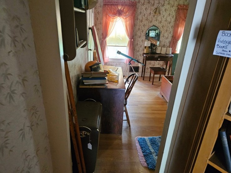 #8001-•-live-on-the-ground-house-hold-items-image-56
