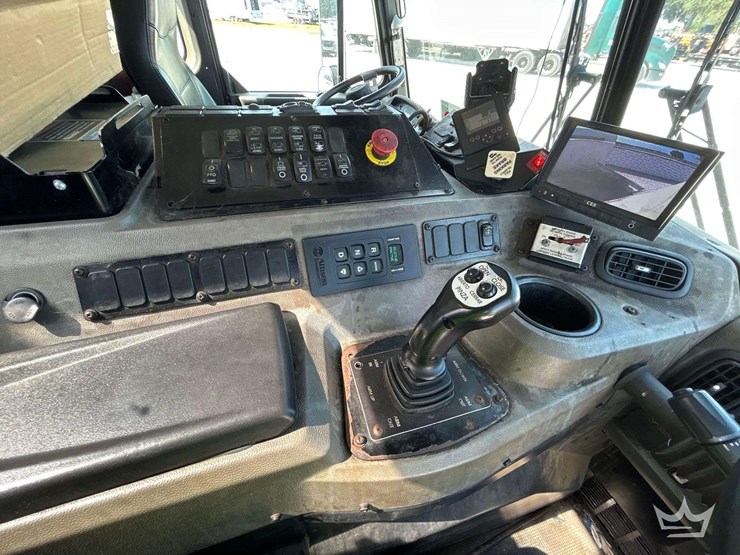 2017-peterbilt-520-image-40