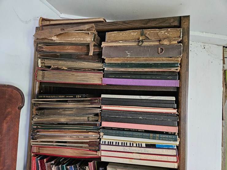 #8001-•-live-on-the-ground-house-hold-items-image-66