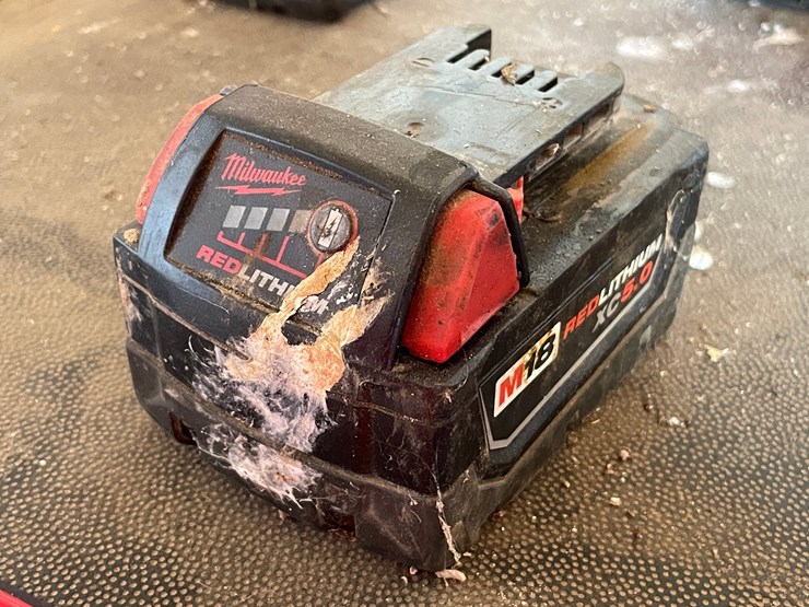 #5512-•-(3)-milwaukee-18v-batteries-and-charger-image-11