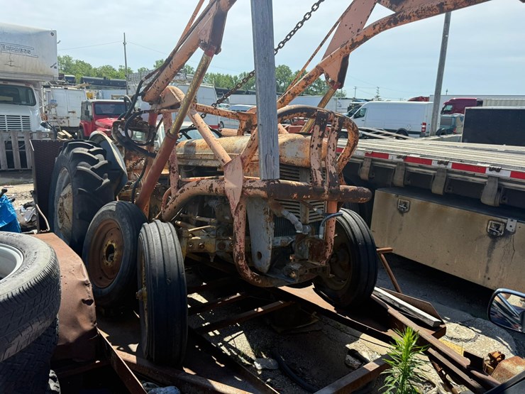 #2097-•-1953-ferguson-tractor-w/-trailer-image-8