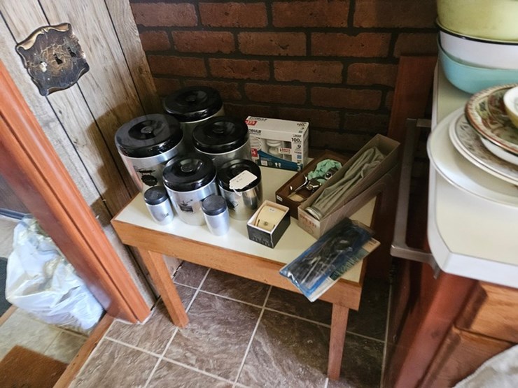 #8001-•-live-on-the-ground-house-hold-items-image-17