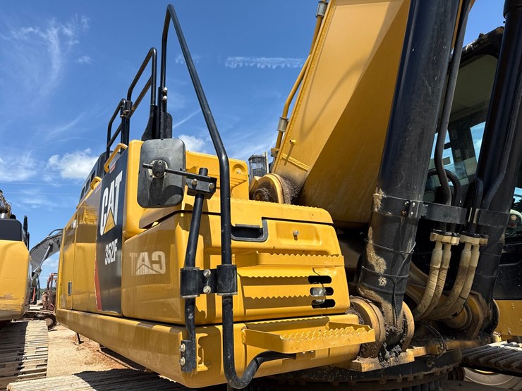 2019-caterpillar-352f-image-29