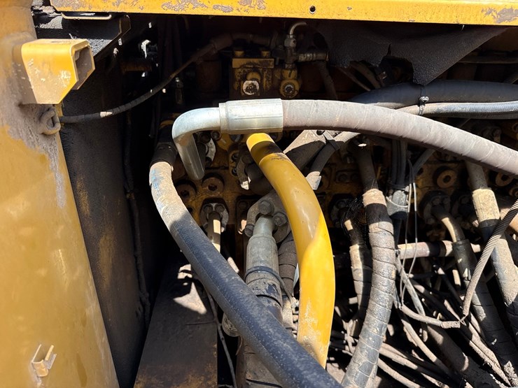 2019-caterpillar-352f-image-42