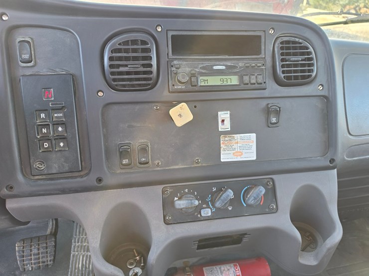 2006-freightliner-m2-106-image-57