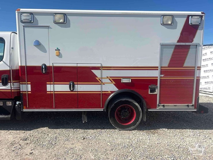 2016-freightliner-m2-106-image-26