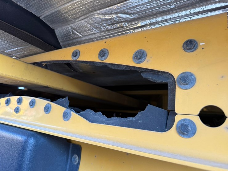 2015-caterpillar-cb66b-image-65