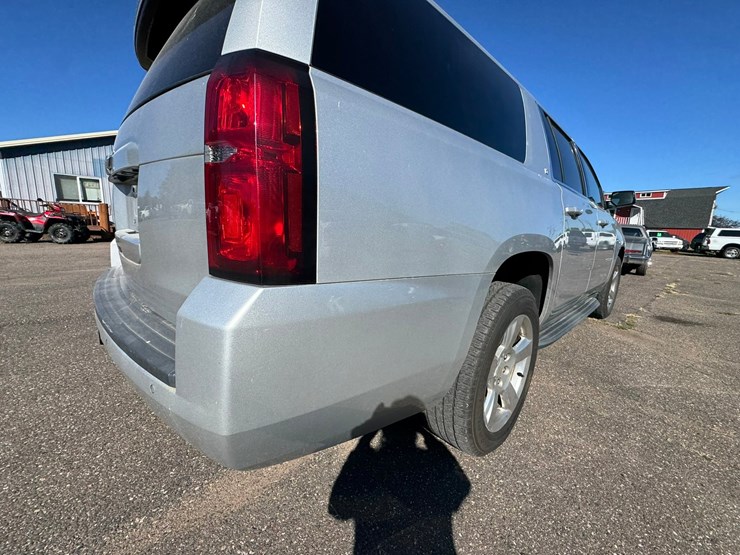 2017-chevrolet-suburban-image-17