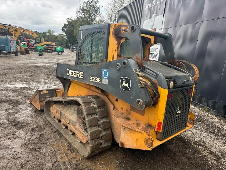 2017-deere-323e-image-4