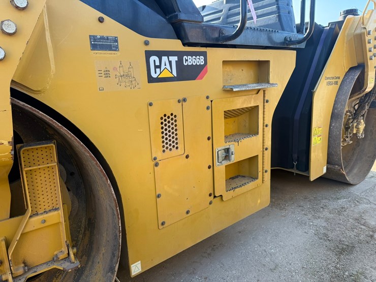 2015-caterpillar-cb66b-image-15