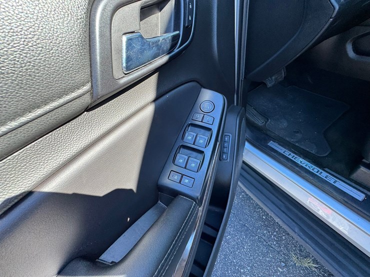 2017-chevrolet-suburban-image-24