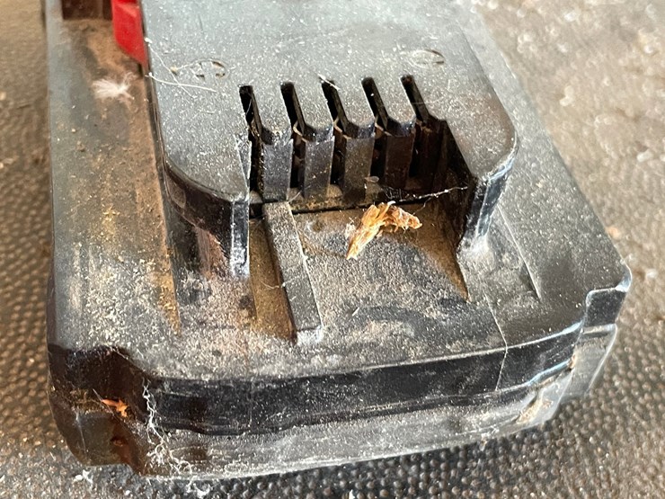 #5512-•-(3)-milwaukee-18v-batteries-and-charger-image-9