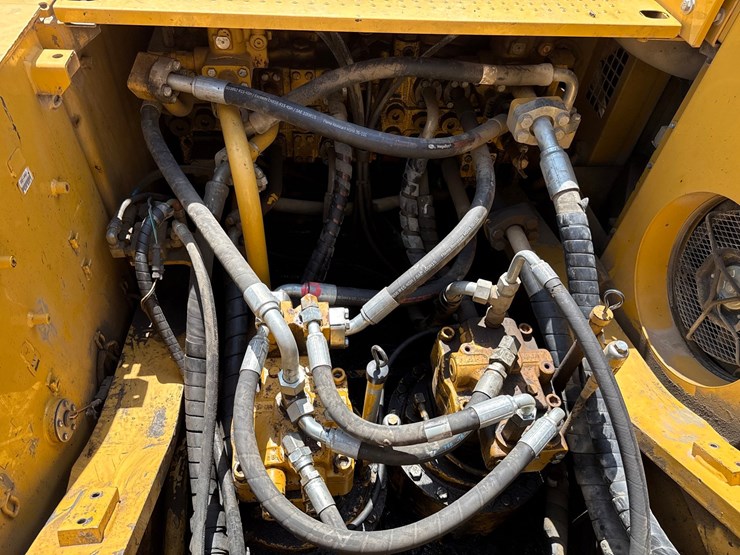 2012-caterpillar-c13-image-36