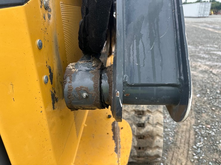 deere-323e-image-24