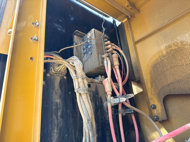 2019-caterpillar-352f-image-80