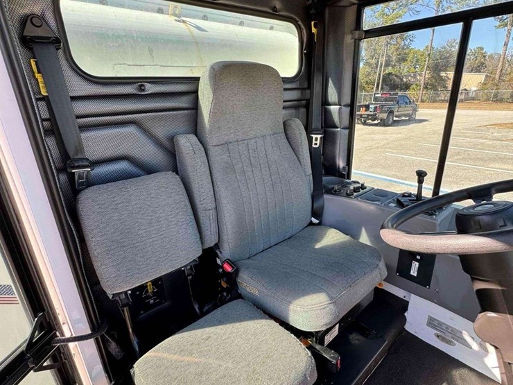 2020-global-3-wheel-r3-air-street-sweeper-image-23