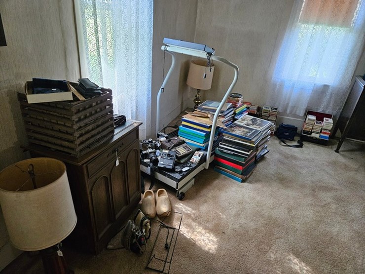 #8001-•-live-on-the-ground-house-hold-items-image-26