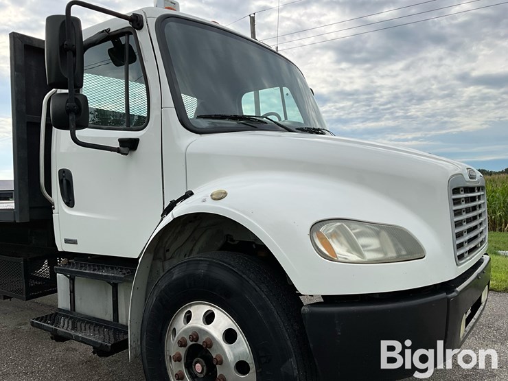 2005-freightliner-m2-106-image-10