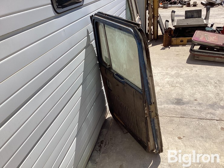 kenworth-front-passenger-side-bottom-latch-door-image-5