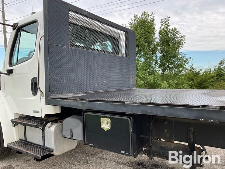 2005-freightliner-m2-106-image-11