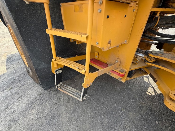 2019-deere-744k-image-34