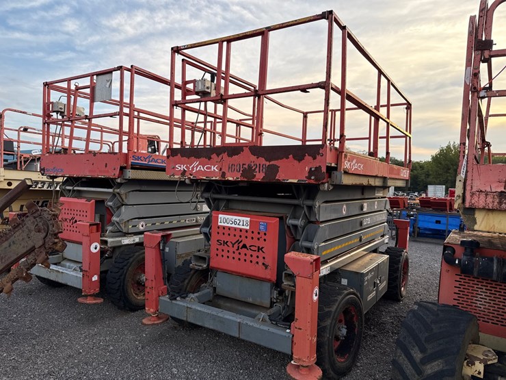 #2083-•-sky-jack-sj7135-scissor-lift-image-1