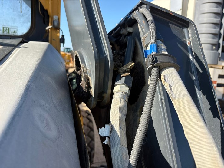 2021-deere-330g-image-30