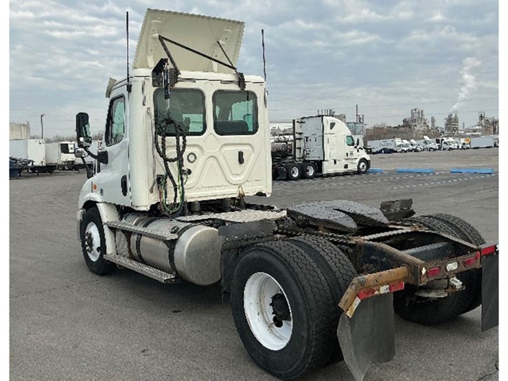 2019-freightliner-cascadia-113-image-2