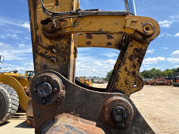 2019-caterpillar-352f-image-16
