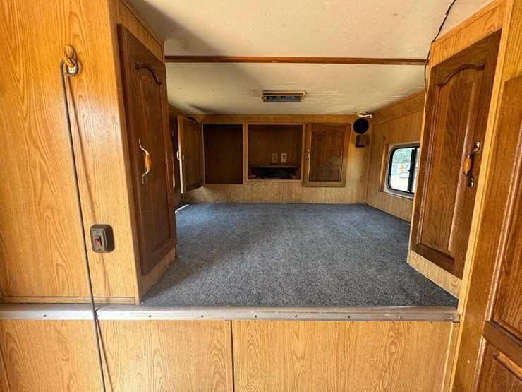 #8736-•-1996-hart-living-quarters-3-horse-trailer-image-11
