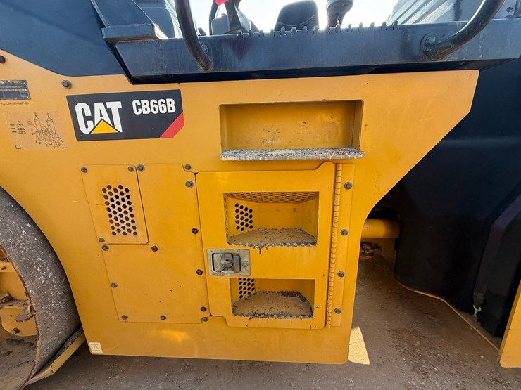 2015-caterpillar-cb66b-image-98