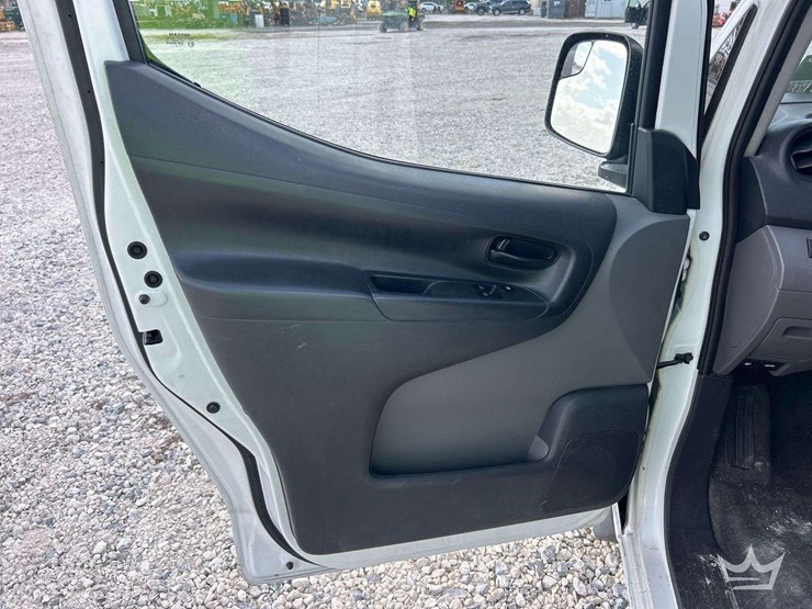 2014-nissan-nv200-image-11