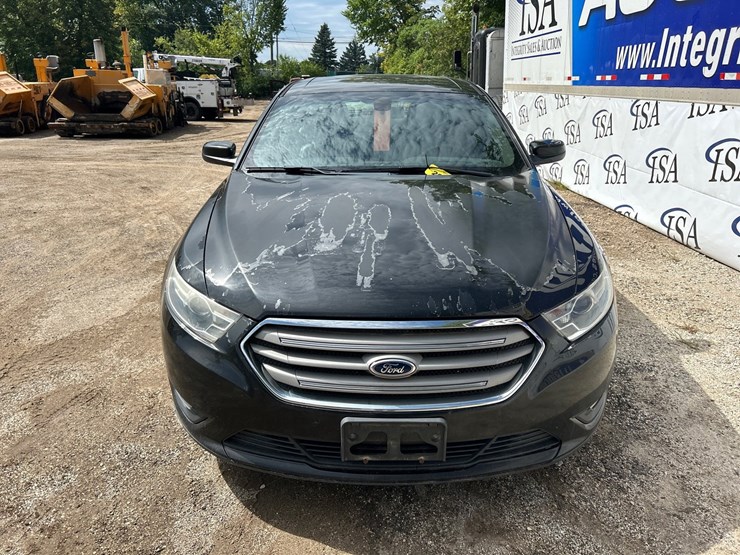 #2645-•-2012-ford-taurus-sedan-image-8