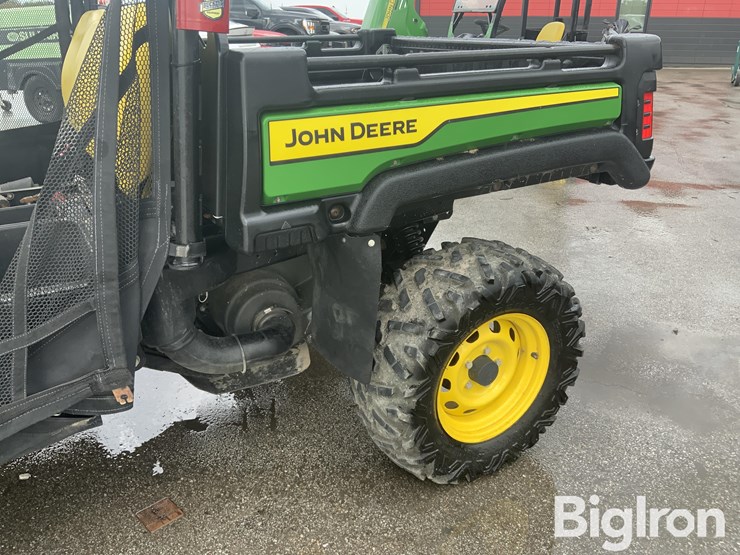 2022-john-deere-gator-image-13