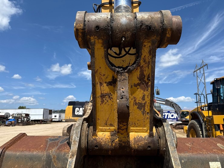 2019-caterpillar-352f-image-17