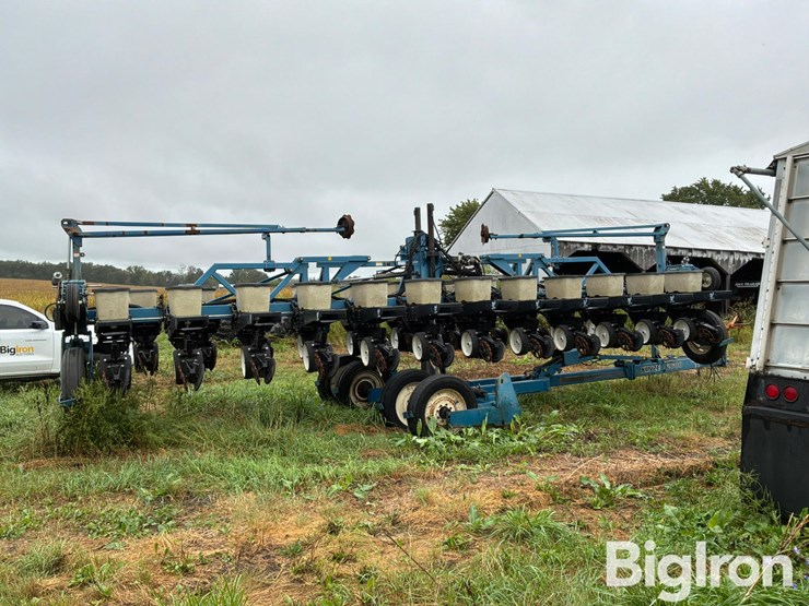 1997-kinze-2600-image-4