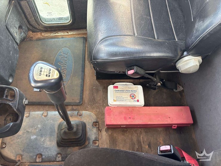 2008-peterbilt-335-image-16
