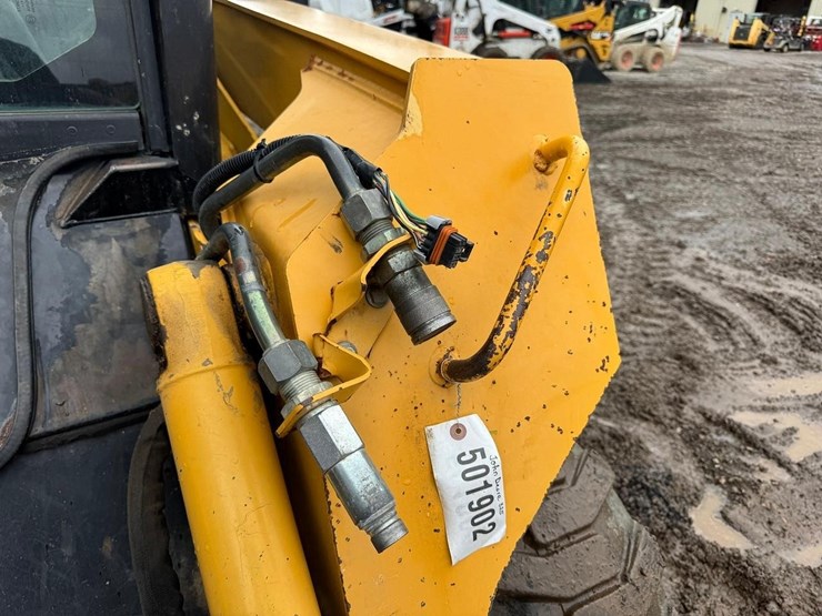 john-deere-325-image-12