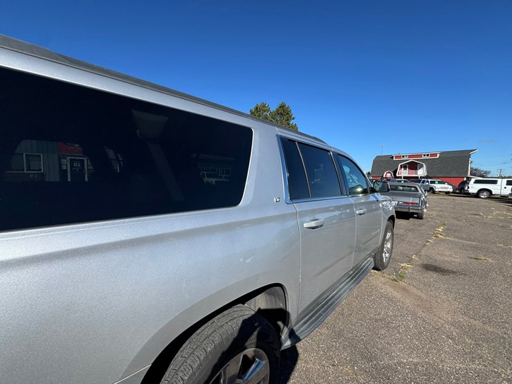 2017-chevrolet-suburban-image-18
