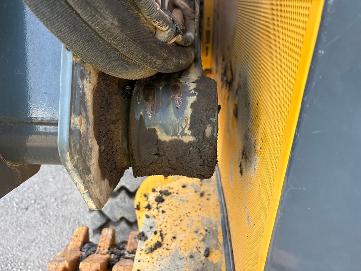 2021-deere-330g-image-29