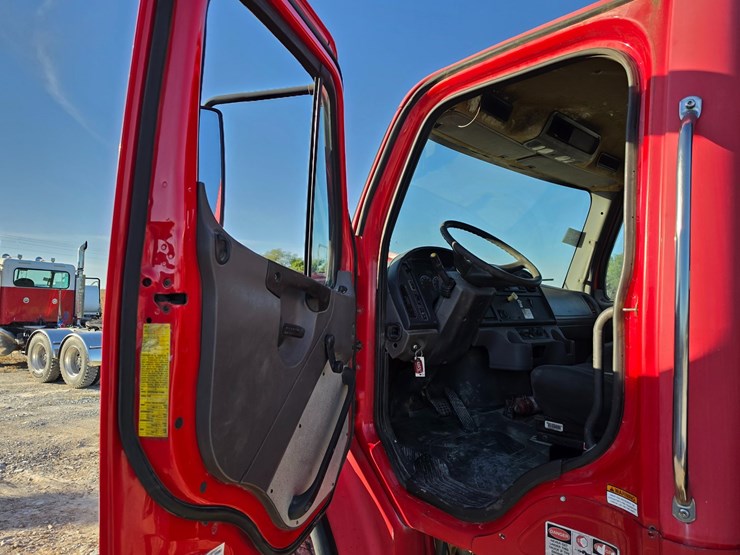2006-freightliner-m2-106-image-46
