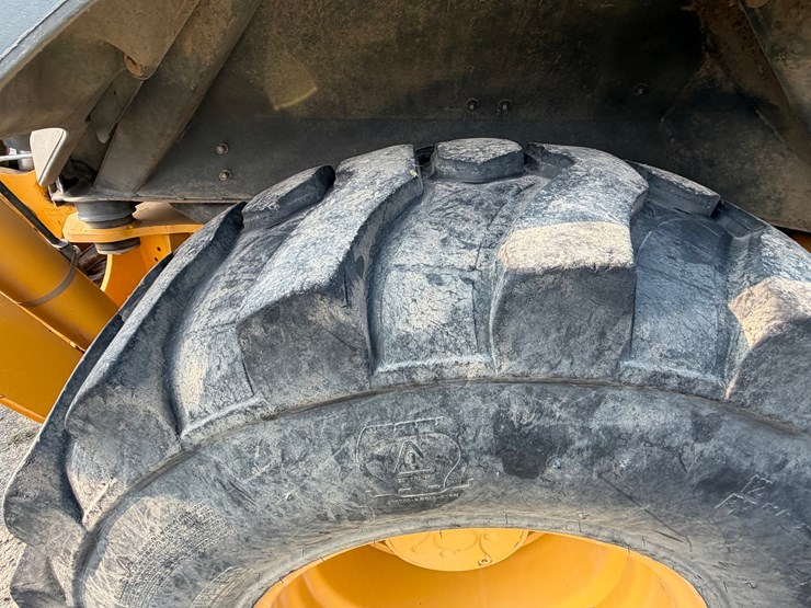 2017-deere-410l-image-81