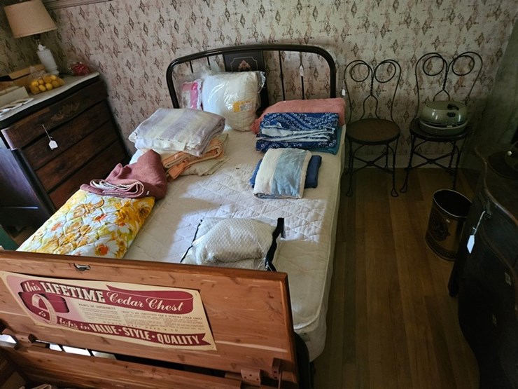 #8001-•-live-on-the-ground-house-hold-items-image-61