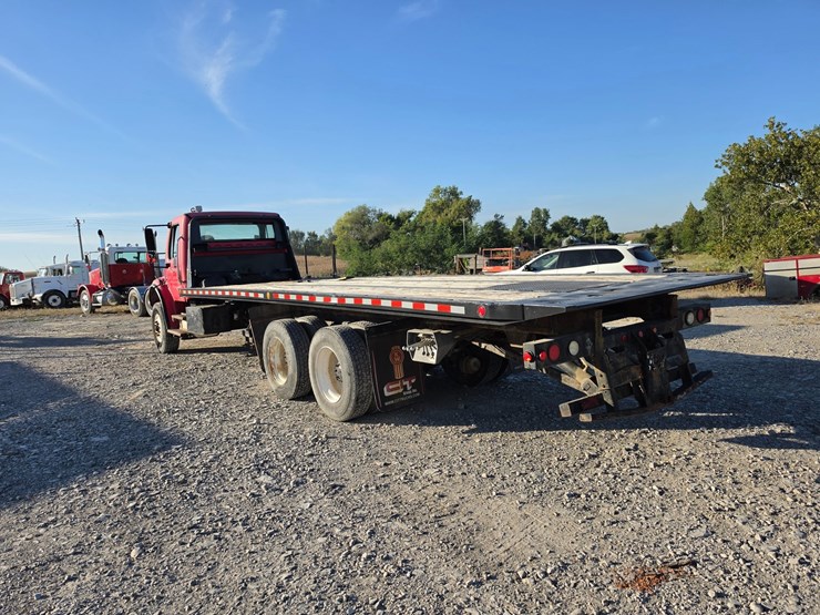 2006-freightliner-m2-106-image-10