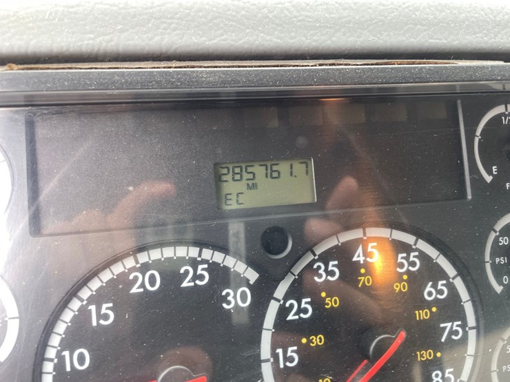 2004-freightliner-fl70-image-28